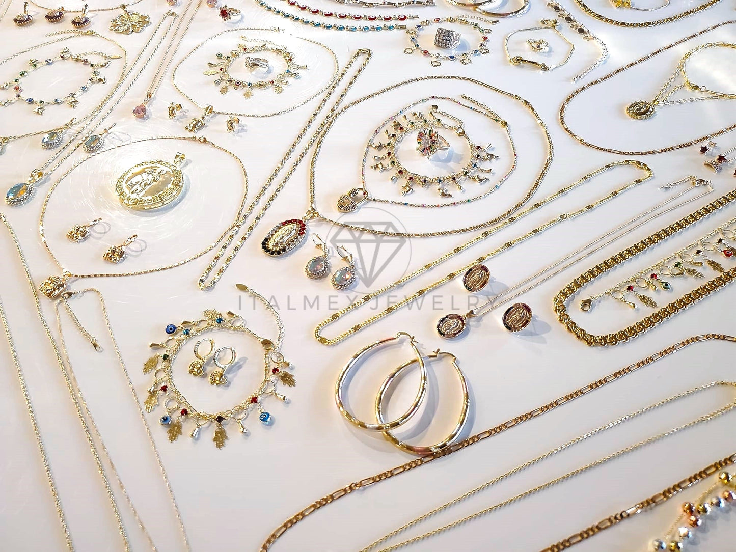 ¡Crece tu Negocio! - Paquete de 140+ Piezas Oro Laminado 18K - Mayoreo - Incluye Joyeria Religiosa