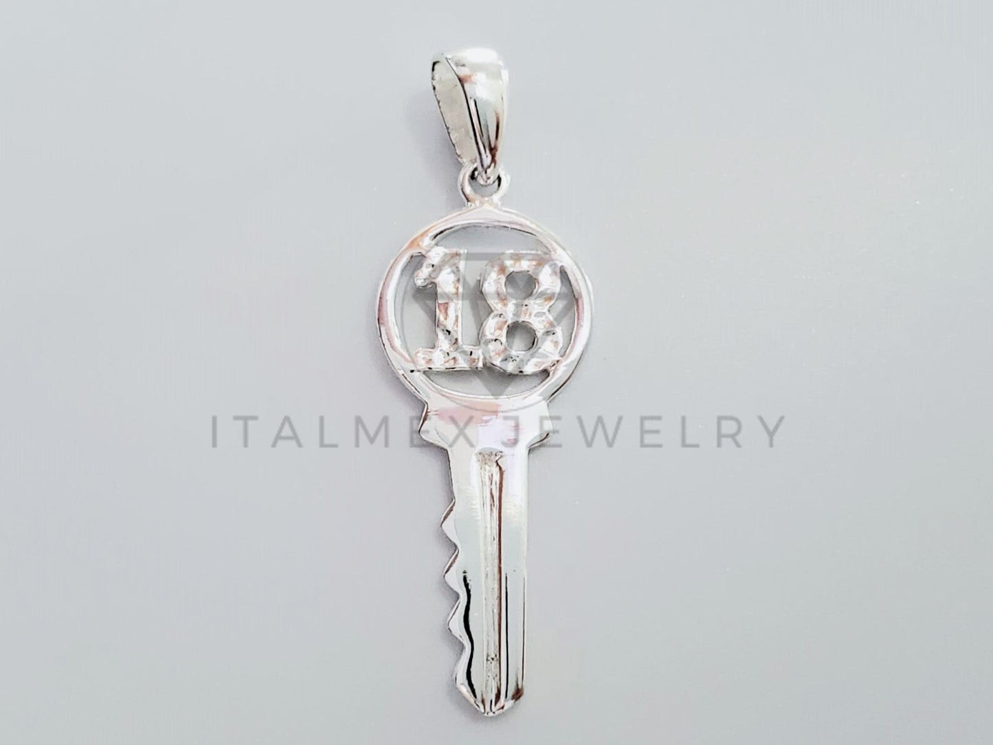Dije No Religioso - 105189 - Dije Llave 18 Años Plata .925