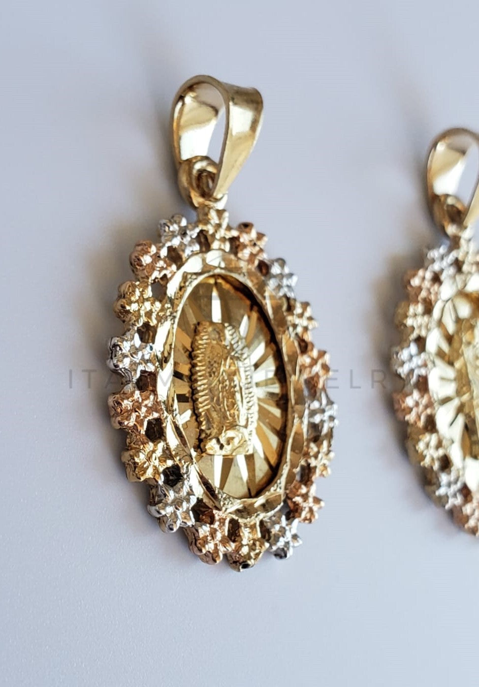 Dije Religioso - 100400 - Medalla de Virgen Diamantada con Bisel de Flores Tamaño Chico Oro Laminado 18K