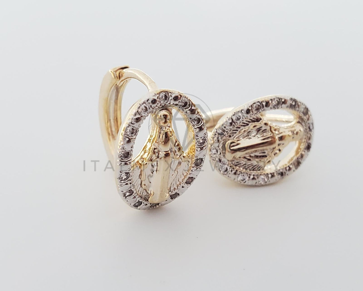 Huggie de Lujo - 100523 - Diseño de Virgen con CZ Clara Biselada Oro Laminado 18K