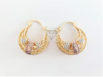 Arete Elegante - 102886 - Estilo Canasta con Virgen de Guadalupe y Flores Oro Laminado 18K