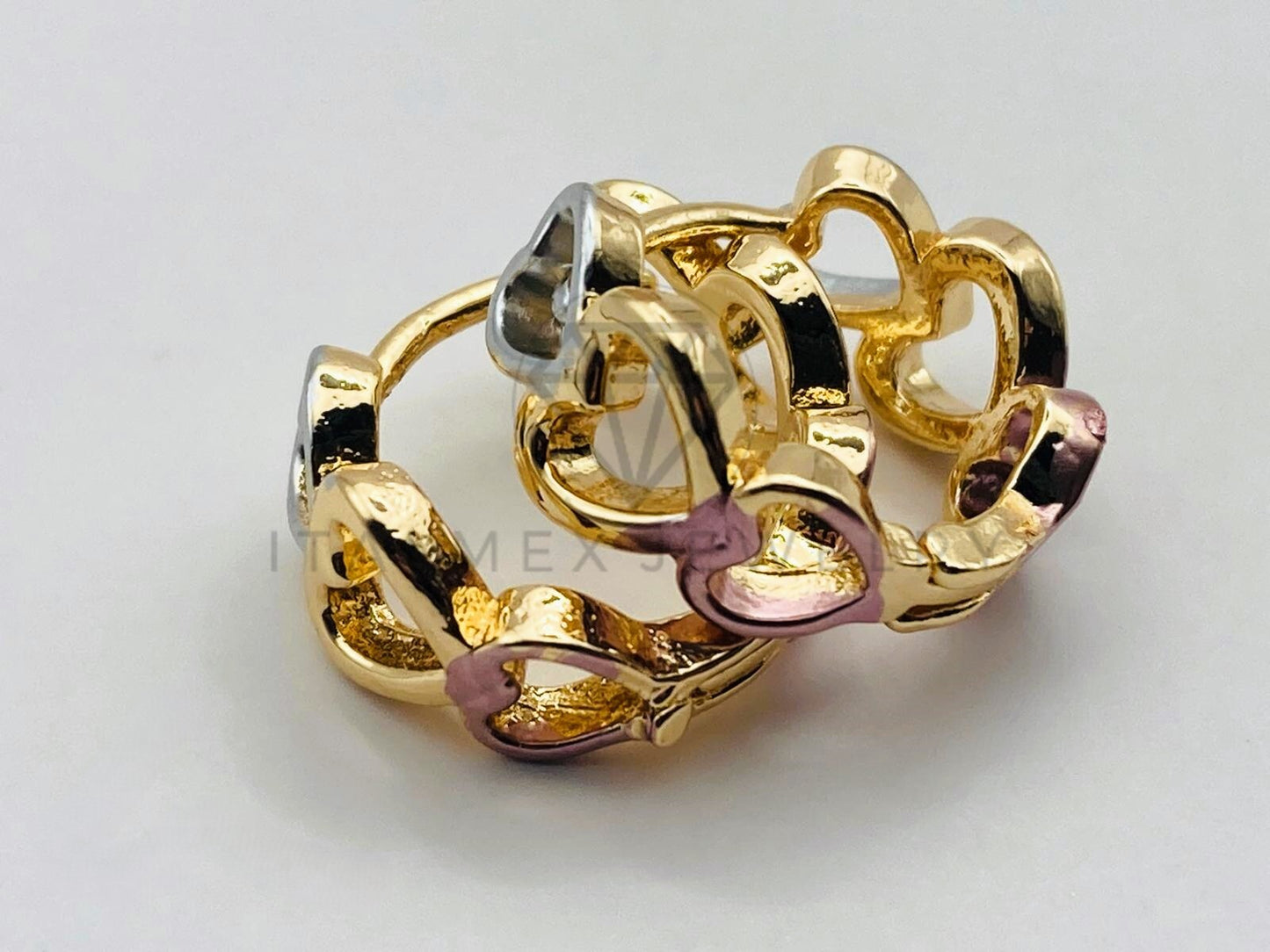 Arete de Lujo - 106002 -Huggie Corazones 3 Oros - Oro Laminado 18K