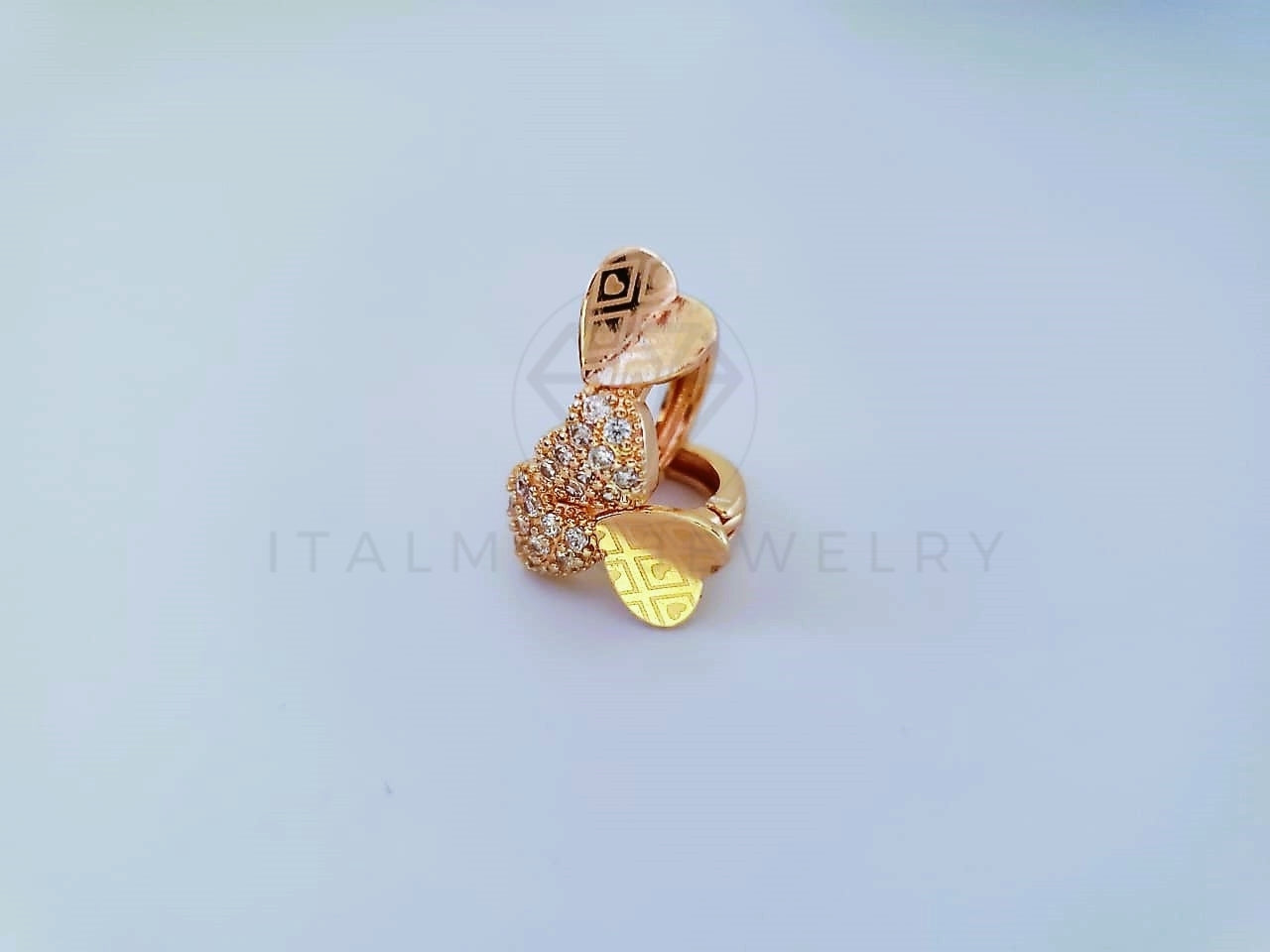 Huggie de Lujo - 104030 - Estilo Corazón Arenado CZ Clara Oro Laminado 18K
