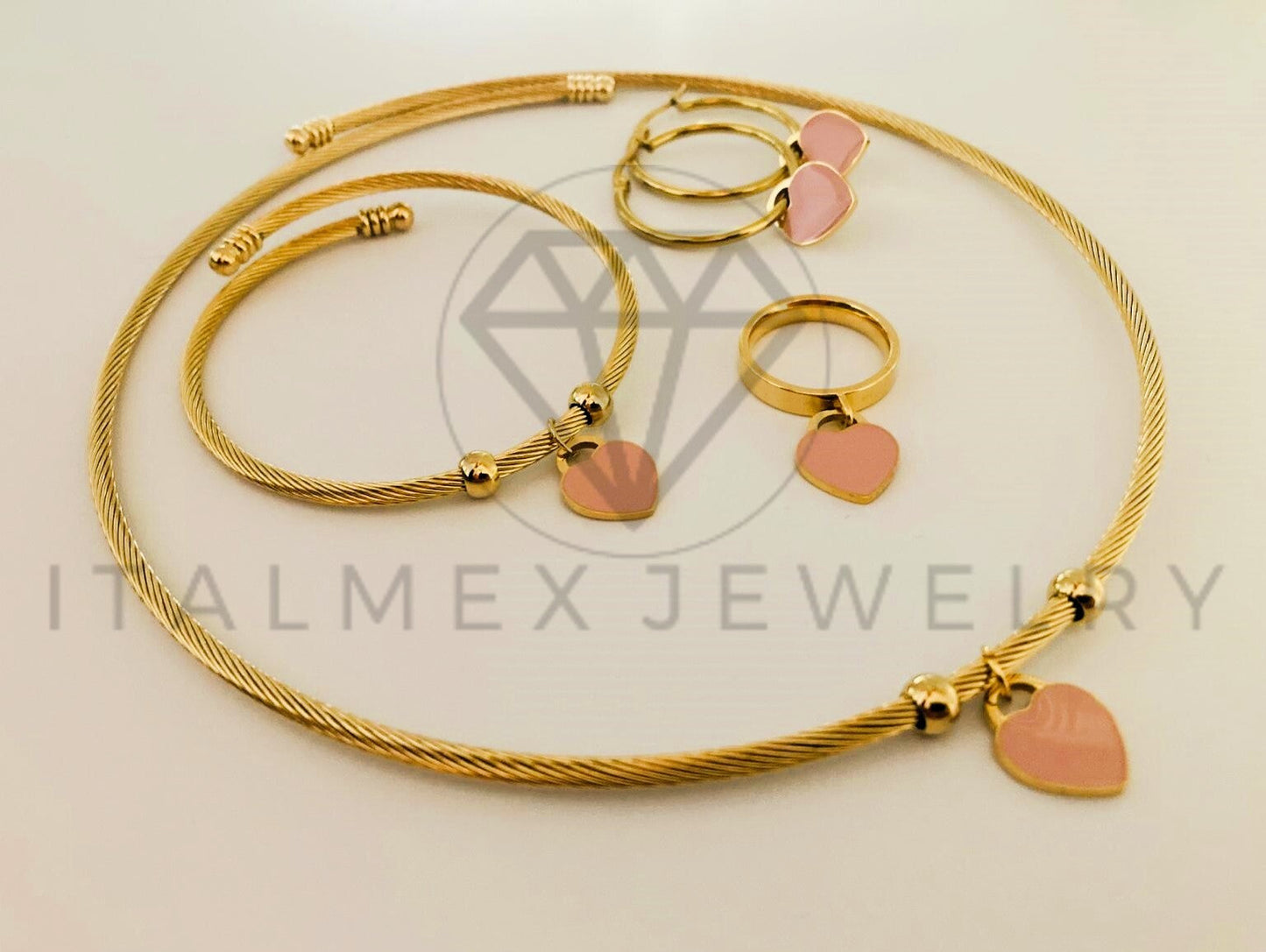 Juego de Lujo - 105438 - Juego Inspiración Corazon Rosa Collar, Anillo, Aretes y Pulsera Oro Laminado 18K