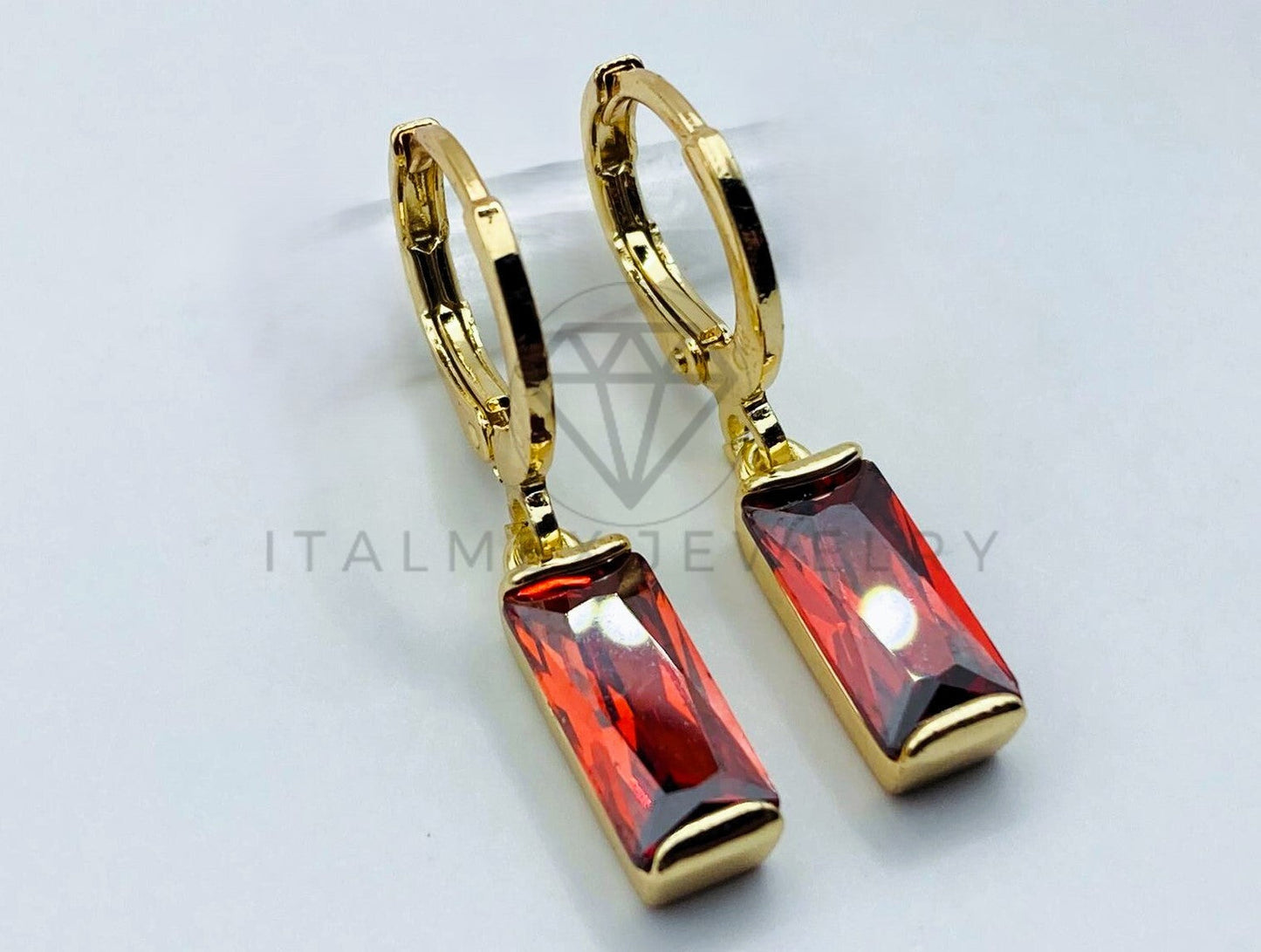 Arete de Lujo - 105790 - Arete Princesa Circonia Tinta Oro Laminado 18K
