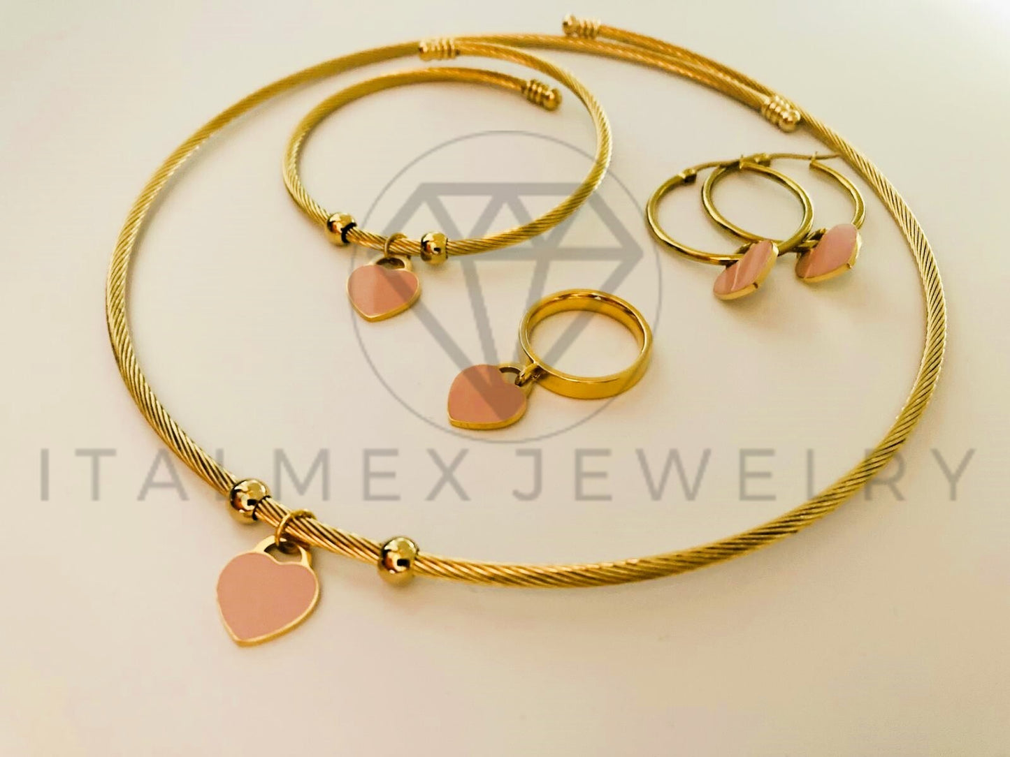 Juego de Lujo - 105438 - Juego Inspiración Corazon Rosa Collar, Anillo, Aretes y Pulsera Oro Laminado 18K