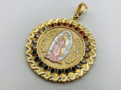Dije de Lujo - 105659 - Moneda Virgen de Guadalupe Circonia Tricolor Oro Laminado 18K