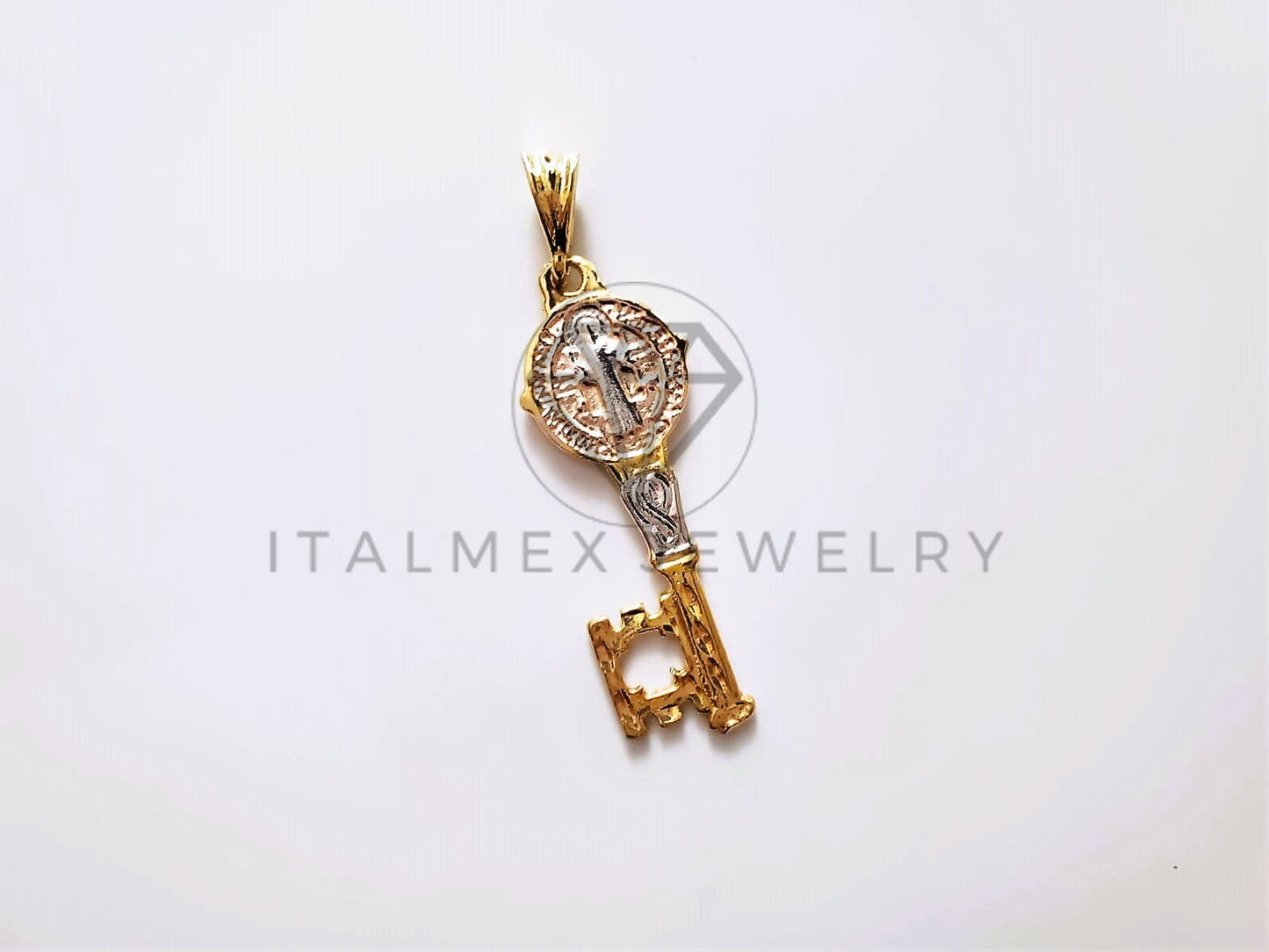 Dije Elegante - 104186 - Dije Llave San Benito 3 Tonos Oro Laminado 18K