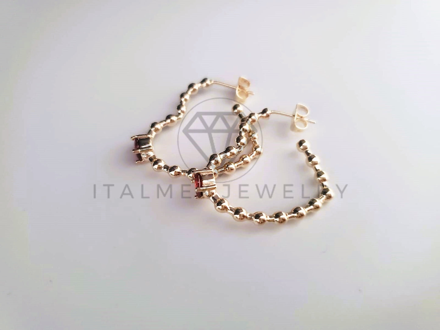 Arete de Lujo - 103774 - Broquel Largo Corazon y Bolitas CZ Roja Oro Laminado 18K