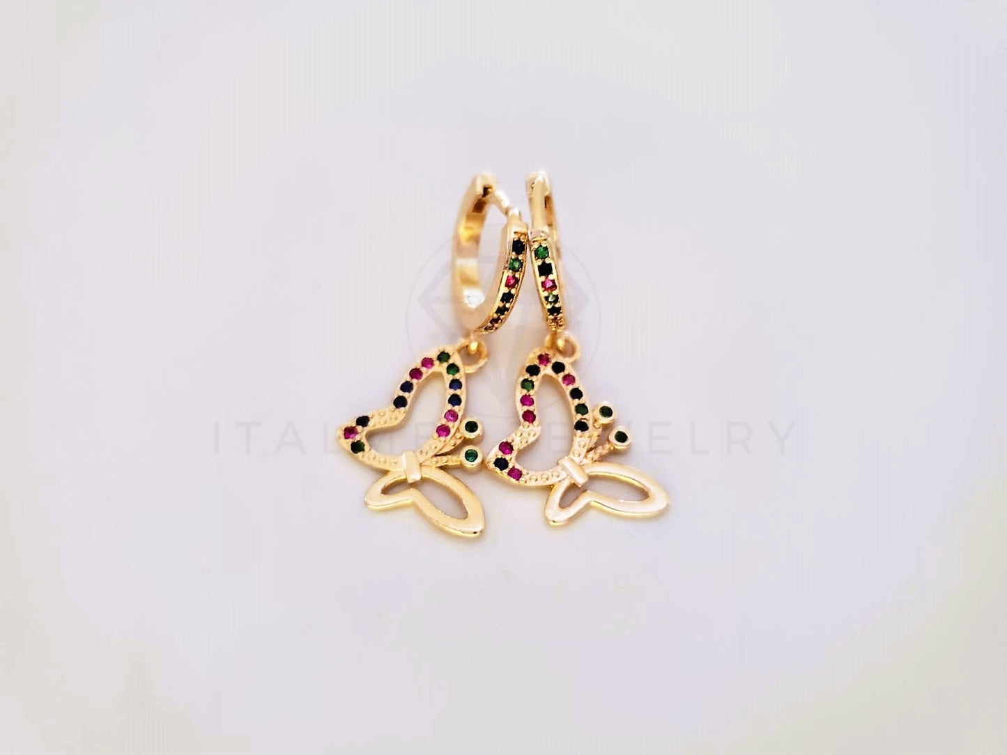 Huggie de Lujo - 104004 - Diseño de Mariposa CZ Color Oro Laminado 18K