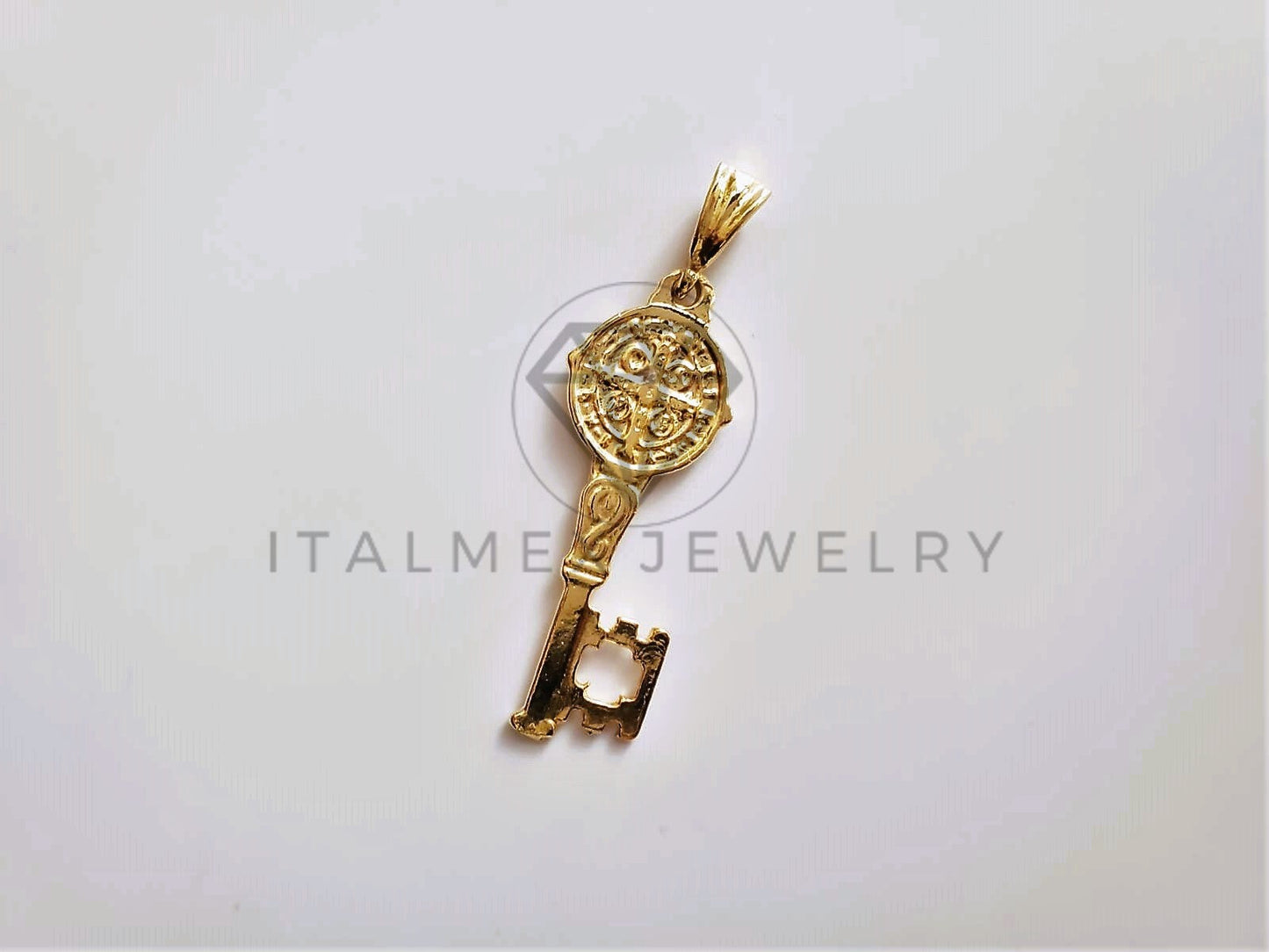 Dije Elegante - 104192 - Dije Llave San Benito Dorado Oro Laminado 18K
