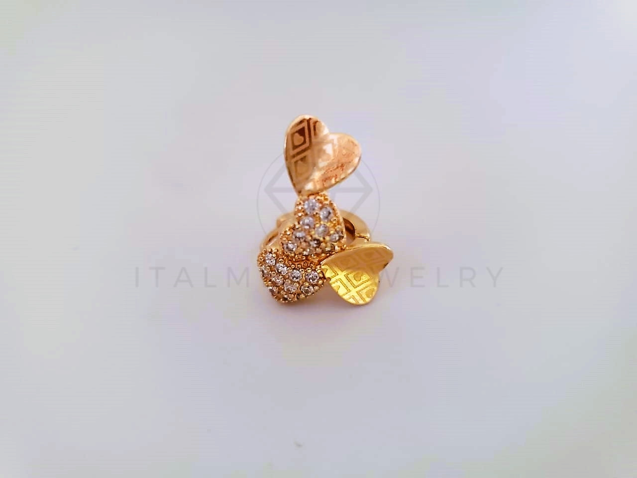 Huggie de Lujo - 104030 - Estilo Corazón Arenado CZ Clara Oro Laminado 18K