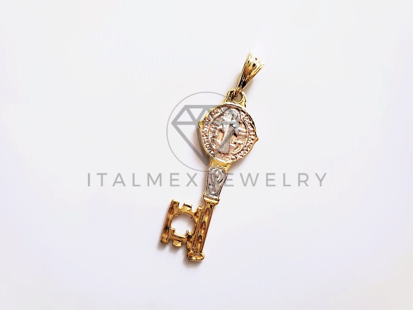 Dije Elegante - 104186 - Dije Llave San Benito 3 Tonos Oro Laminado 18K