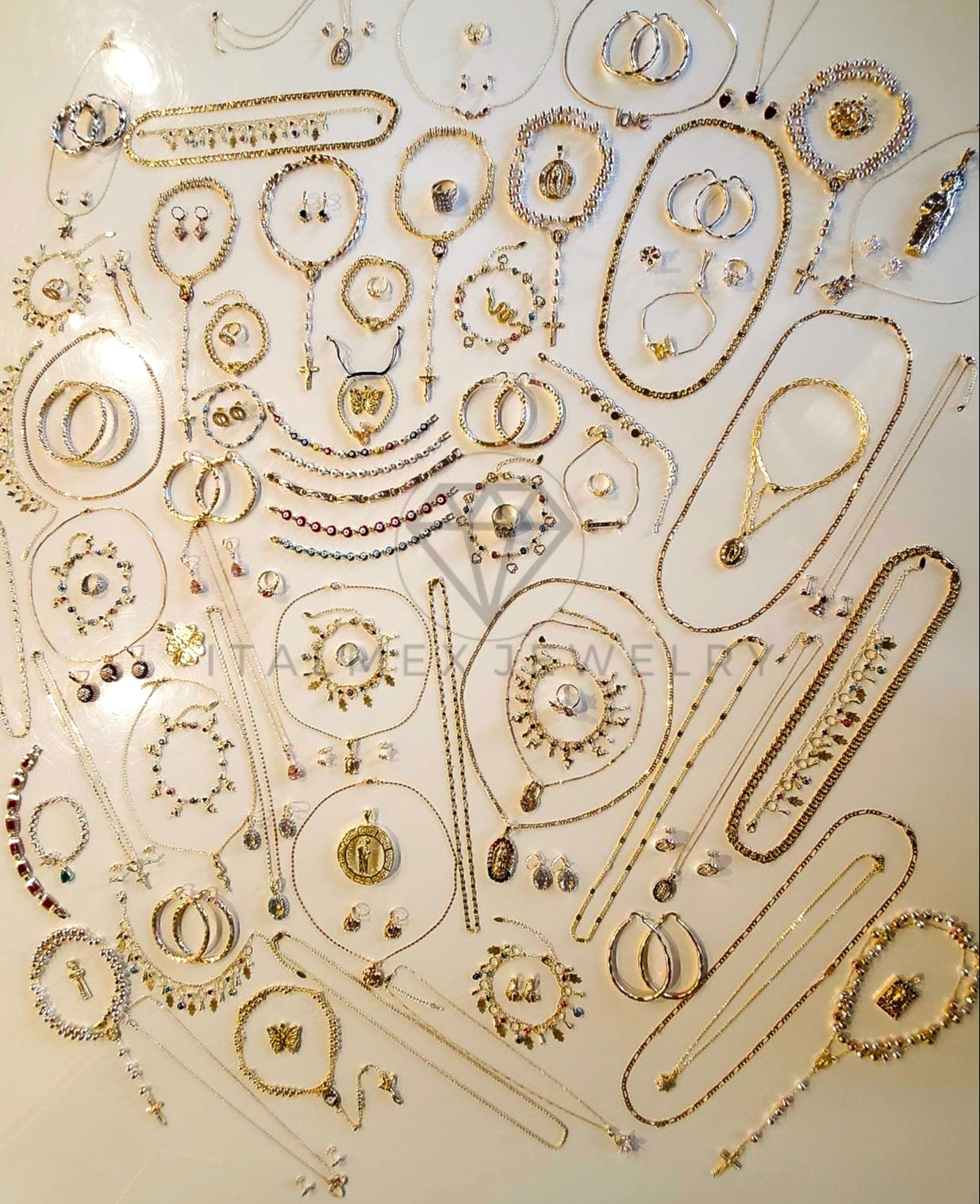 ¡Crece tu Negocio! - Paquete de 140+ Piezas Oro Laminado 18K - Mayoreo - Incluye Joyeria Religiosa